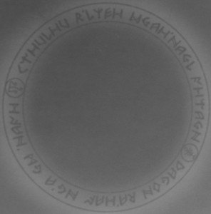 Cthulhu R' lyeh wgah' nagl fhtagn (Zeichen)  Dagon Ra' waf ng' a gw' nafh (Zeichen) -  Cthulhu, der in seinem Haus in Ryleh ruht und träumt Dagon der dem toten dient